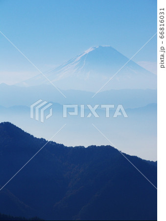 昇仙峡ロープウェイ山頂パノラマ台駅付近から富士山を望む 昇仙峡ロープウェイ山頂パノラマ台駅付近から富士山を望む 66816031