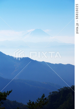 昇仙峡ロープウェイ山頂パノラマ台駅付近から富士山を望む 昇仙峡ロープウェイ山頂パノラマ台駅付近から富士山を望む 66816035