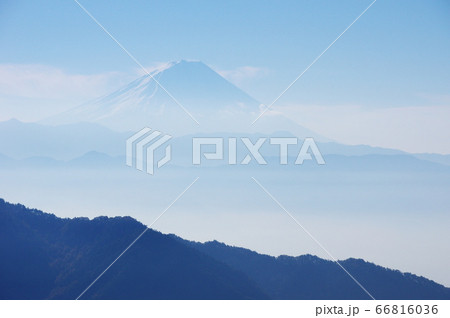 昇仙峡ロープウェイ山頂パノラマ台駅付近から富士山を望む 昇仙峡ロープウェイ山頂パノラマ台駅付近から富士山を望む 66816036