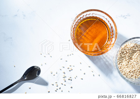 胡麻油と胡麻。食用や美容用オイル。	 66816827