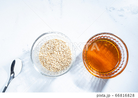 胡麻油と胡麻。食用や美容用オイル。	 66816828