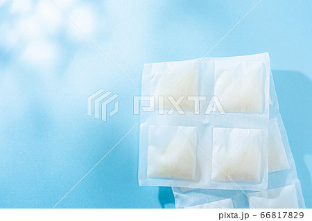 シリカゲル・除湿剤・乾燥剤。梅雨や秋冬の衣替え季節の対策。 66817829