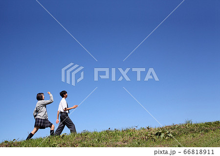 目標に向かい一緒に進む高校生男女 目標に向かい一緒に進む高校生男女 66818911