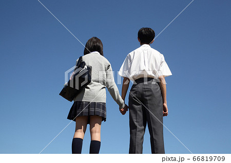 男女高校生が手をつなぐ後ろ姿 66819709