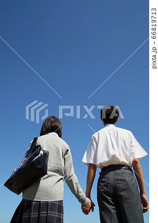 男女高校生が手をつなぐ後ろ姿 66819713