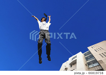 青空を背景に万歳をしながらジャンプする男子高校生 青空を背景に万歳をしながらジャンプする男子高校生 66819738