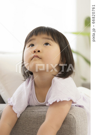 リビングルームでくつろぐ3歳の女の子 66820761