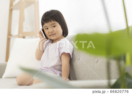 スマートフォンで電話をかける3歳の子供 66820776