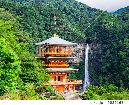 日本を象徴する絶景イメージ 那智の滝と三重塔 日本を象徴する絶景イメージ 那智の滝と三重塔 66821634