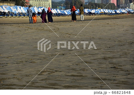 バングラデシュのコックスバザール　ビーチ沿いのリゾートホテル　砂浜を歩くイスラム教徒の家族 66821648