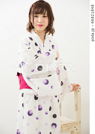 椅子のそばに立つ浴衣の女性 椅子のそばに立つ浴衣の女性 66821848