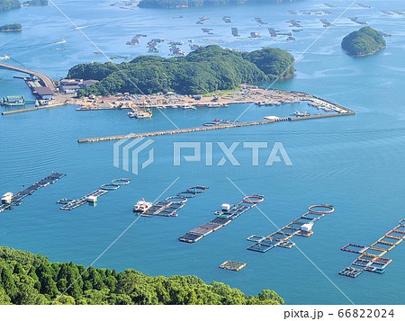 養殖いけす群　ぶり　カンパチ　鯛　鷹巣　長島町　鹿児島県　正面は天草方面 66822024