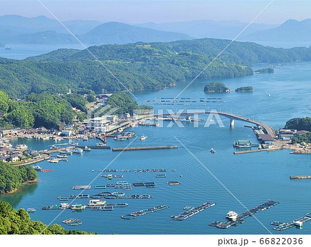 養殖いけす群　ぶり　カンパチ　鯛　鷹巣　長島町　鹿児島県　正面は天草方面 66822036
