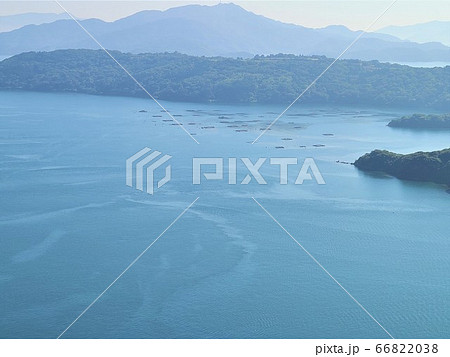 養殖いけす群　ぶり　カンパチ　鯛　鷹巣　長島町　鹿児島県　正面は天草方面 66822038