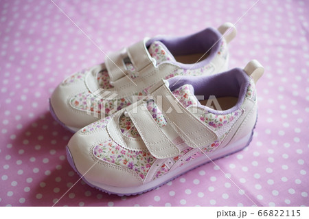 小学一年生の女の子が履いている子供のスニーカー 小学一年生の女の子が履いている子供のスニーカー 66822115