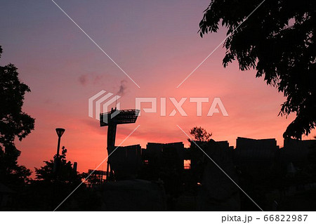夏の夕刻のシルエット 66822987