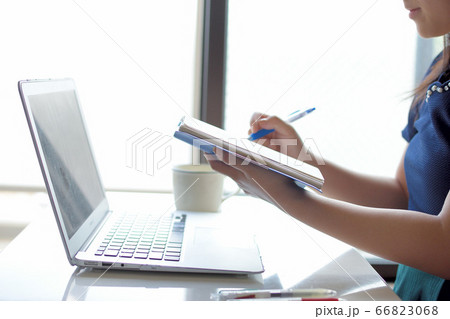 在宅ワークする女性 66823068