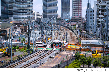 日本の東京都市景観 イーストコア曳舟二番館や区内循環バスなどを望む 66823281