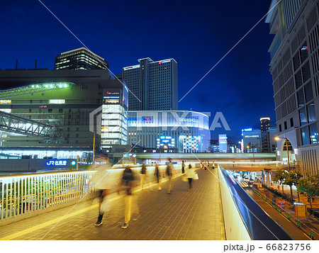 夕暮れの大阪梅田 梅田新歩道橋 Jr大阪駅とヨドバシカメラの写真素材