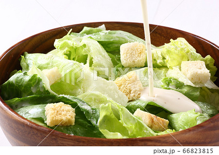 シーザーサラダを作る 66823815