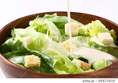 シーザーサラダを作る 66823816