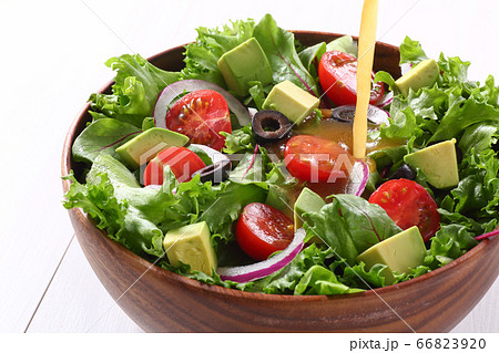 サラダにドレッシングをかける 66823920