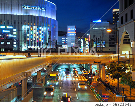 夕暮れの大阪梅田 梅田新歩道橋とヨドバシカメラ 66823945