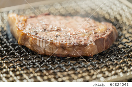リブロースステーキ(アメリカ産)の炭火焼き リブロースステーキ(アメリカ産)の炭火焼き 66824041