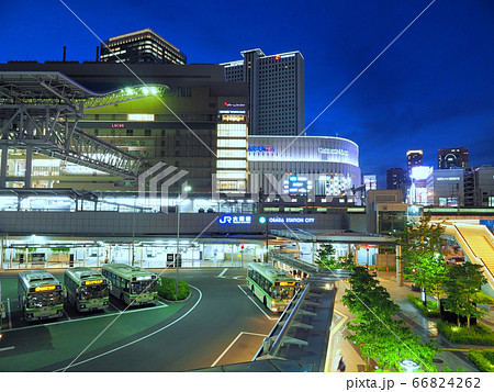 夕暮れの大阪梅田 JR大阪駅と大阪駅前バスターミナル 66824262