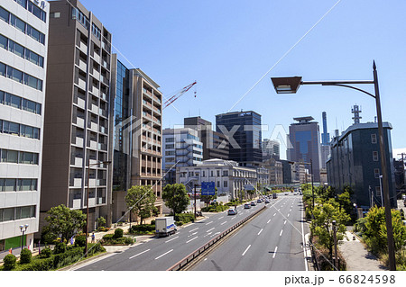 道路沿いに並ぶビル 道路沿いに並ぶビル 66824598