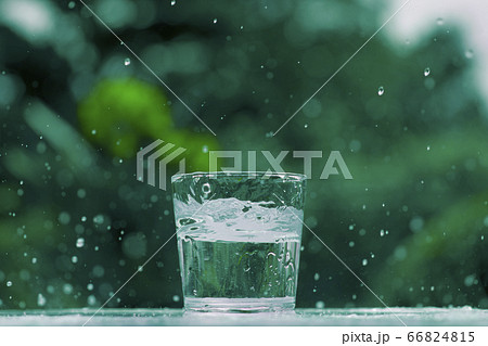 水　飲料水　飲み水　ミネラルウォーター　グラス　コップ　飲料　水質　水道水　水分補給 66824815