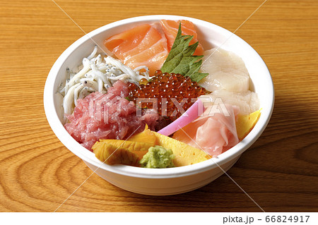 サーモン、シラス、いくら、帆立、まぐろがのった彩り鮮やかな海鮮丼 サーモン、シラス、いくら、帆立、まぐろがのった彩り鮮やかな海鮮丼 66824917