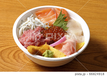 サーモン、シラス、いくら、帆立、まぐろがのった彩り鮮やかな海鮮丼 66824918