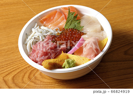 サーモン、シラス、いくら、帆立、まぐろがのった彩り鮮やかな海鮮丼 サーモン、シラス、いくら、帆立、まぐろがのった彩り鮮やかな海鮮丼 66824919