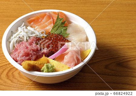 サーモン、シラス、いくら、帆立、まぐろがのった彩り鮮やかな海鮮丼 サーモン、シラス、いくら、帆立、まぐろがのった彩り鮮やかな海鮮丼 66824922