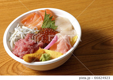 サーモン、シラス、いくら、帆立、まぐろがのった彩り鮮やかな海鮮丼 サーモン、シラス、いくら、帆立、まぐろがのった彩り鮮やかな海鮮丼 66824923