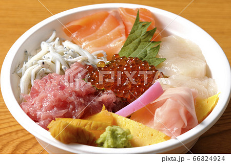 サーモン、シラス、いくら、帆立、まぐろがのった彩り鮮やかな海鮮丼 サーモン、シラス、いくら、帆立、まぐろがのった彩り鮮やかな海鮮丼 66824924