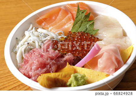 サーモン、シラス、いくら、帆立、まぐろがのった彩り鮮やかな海鮮丼 サーモン、シラス、いくら、帆立、まぐろがのった彩り鮮やかな海鮮丼 66824928