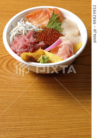 サーモン、シラス、いくら、帆立、まぐろがのった彩り鮮やかな海鮮丼 サーモン、シラス、いくら、帆立、まぐろがのった彩り鮮やかな海鮮丼 66824932