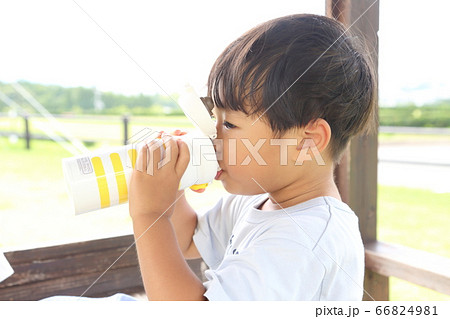 水分補給 水筒から飲み物を飲む子供の写真素材