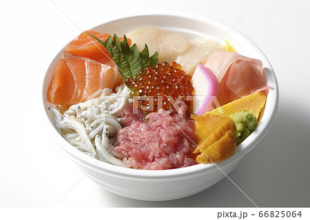 サーモン、シラス、いくら、帆立、まぐろがのった彩り鮮やかな海鮮丼(白背景) サーモン、シラス、いくら、帆立、まぐろがのった彩り鮮やかな海鮮丼(白背景) 66825064