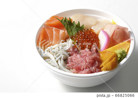 サーモン、シラス、いくら、帆立、まぐろがのった彩り鮮やかな海鮮丼(白背景) 66825066