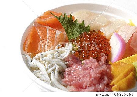サーモン、シラス、いくら、帆立、まぐろがのった彩り鮮やかな海鮮丼(白背景) サーモン、シラス、いくら、帆立、まぐろがのった彩り鮮やかな海鮮丼(白背景) 66825069