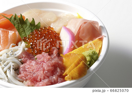 サーモン、シラス、いくら、帆立、まぐろがのった彩り鮮やかな海鮮丼(白背景) 66825070