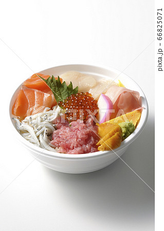 サーモン、シラス、いくら、帆立、まぐろがのった彩り鮮やかな海鮮丼(白背景) 66825071