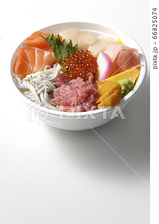 サーモン、シラス、いくら、帆立、まぐろがのった彩り鮮やかな海鮮丼(白背景) 66825074