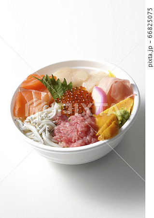 サーモン、シラス、いくら、帆立、まぐろがのった彩り鮮やかな海鮮丼(白背景) 66825075