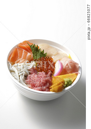 サーモン、シラス、いくら、帆立、まぐろがのった彩り鮮やかな海鮮丼(白背景) サーモン、シラス、いくら、帆立、まぐろがのった彩り鮮やかな海鮮丼(白背景) 66825077