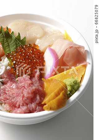 サーモン、シラス、いくら、帆立、まぐろがのった彩り鮮やかな海鮮丼(白背景) サーモン、シラス、いくら、帆立、まぐろがのった彩り鮮やかな海鮮丼(白背景) 66825079