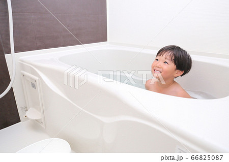 お風呂に入る男の子 66825087